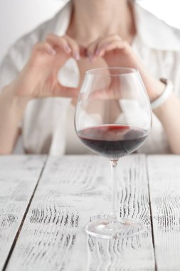 Şarap seviyorum. Erkek el ele tutuşsun kalp işareti karşı Şarap kadehi