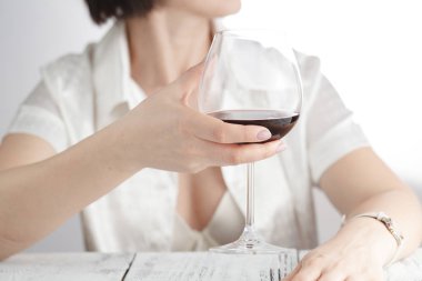 Kadın şarap iç ofisinde. Çalışma süresi sonu