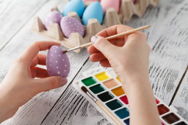 Ahşap tablo easter yumurta boyama eller.