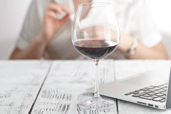 Kobiece picia wina w biurze. Koniec czasu pracy — Zdjęcie stockowe