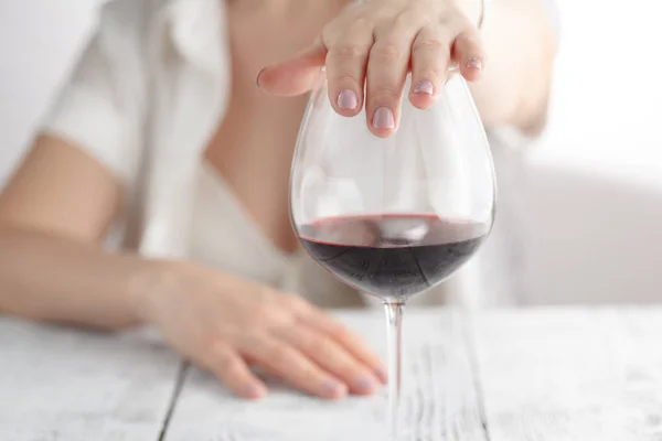 Жінка відмовилася від келиха вина — стокове фото