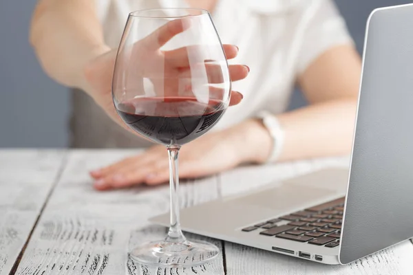 Mulher se recusa a beber um vinho — Fotografia de Stock