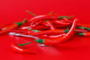Taze kırmızı biber kırmızı zemin üzerine yığını