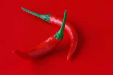 Düz kırmızı zemin üzerine taze biber biber