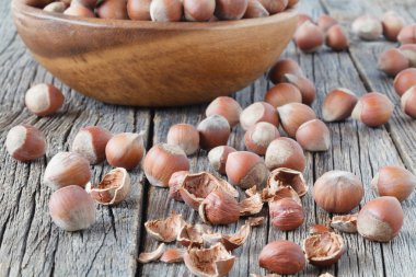 Kırık hazelnutson ahşap masa kapat