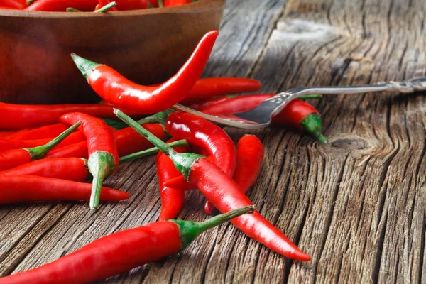 Pile de piment rouge à la fourchette posée sur une table rustique — Photo