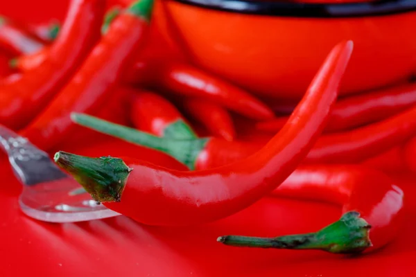 Μερικά pod τσίλι πιπέρι στο τραπέζι — Φωτογραφία Αρχείου