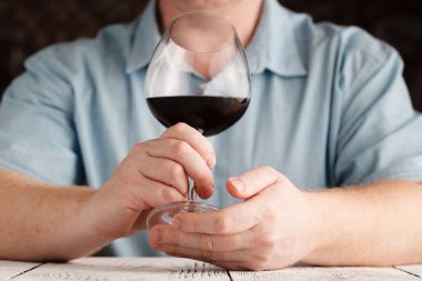 Koklama kırmızı şarap bir bardak adamım, yakın çekim