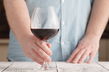 Eğlence, içki ve yaşam tarzı kavramı - kadar yakın erkek eli ho