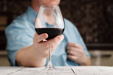 Eğlence, içki ve yaşam tarzı kavramı - kadar yakın erkek eli ho