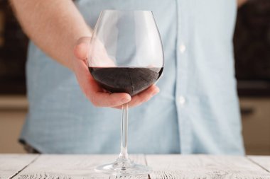 Eğlence, içki ve yaşam tarzı kavramı - kadar yakın erkek eli ho