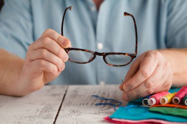 yaşlı adam arayan dikmek iğne atmak gözlük