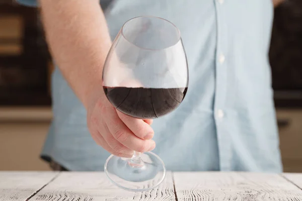 Man snuiven rode wijn in een glas, close-up — Stockfoto