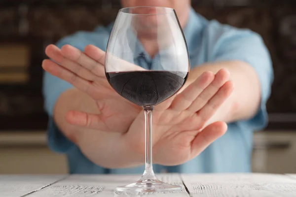 Close-up de mão masculina rejeitar um copo de vinho oferecido — Fotografia de Stock