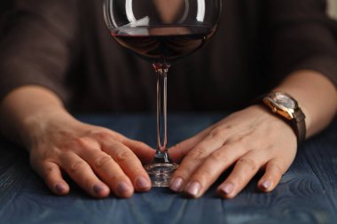 Alkol alan bir kadın. Şarap kadehine odaklan.