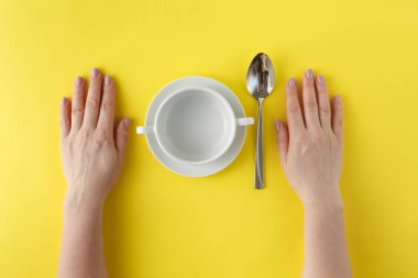 Çorba tabağı düz sarı eller ile göklere