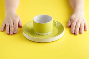 Üstten Görünüm - boş kahve fincanı izole Sarı zemin üzerine.