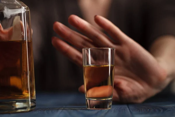 Kvinnan vägrade ett glas whiskey — Stockfoto