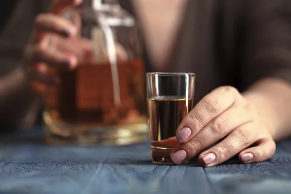 Mujer borracha sosteniendo una bebida alcohólica, enfocada en la bebida — Foto de Stock