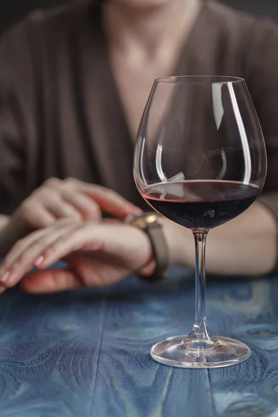 Feminino Almoçar com vinho tinto em um café ou restaurante . — Fotografia de Stock