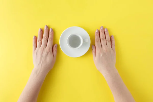 トップ ビュー - 空のコーヒー カップを黄色の背景に分離します。. — ストック写真