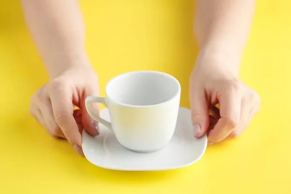 Donna mano tenendo tazza bianca — Foto Stock