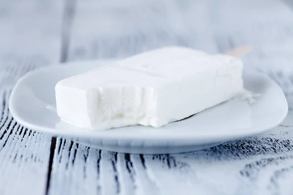 Ванільне морозиво в мисці на білому тлі — стокове фото