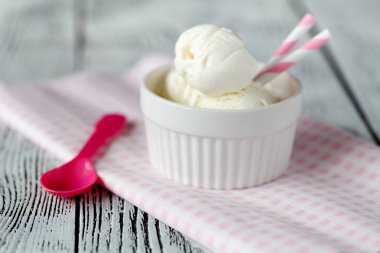 Ahşap arka plan üzerinde plaka üzerinde lezzetli vanilyalı dondurma