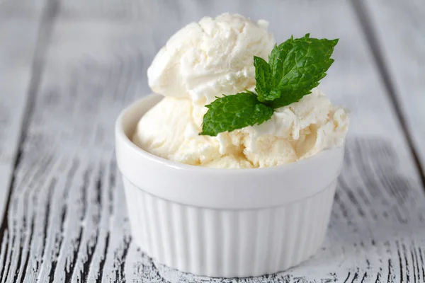 Домашнее органическое ванильное мороженое с мятой — стоковое фото