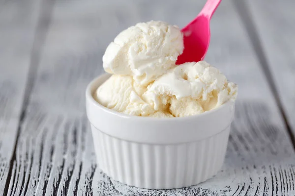 Helado de vainilla en vasos, espacio para copiar —  Fotos de Stock