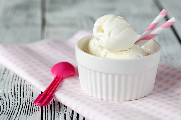 Выбор цветных шариков для мороженого в белых мисках, копировальный спак — стоковое фото