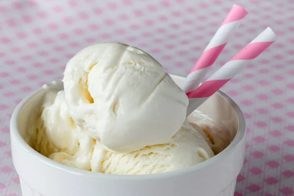Ванильное мороженое черпает в белой чашке на деревянном фоне — стоковое фото