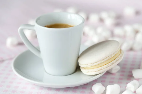 Tasse à café avec macaron — Photo