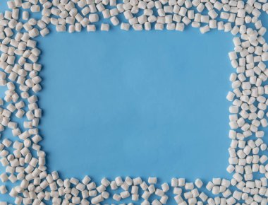 Marshmallow boşaltmak mavi zemin üzerine. Düz yatıyordu veya üst 