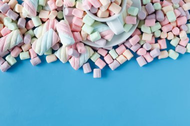 Mavi bir arka plan üzerinde beyaz bir fincan bükülmüş Amerikan hatmi