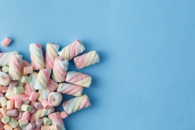 Gökkuşağı rengi mavi arka plan tarihinde spiral lokum gibiydi