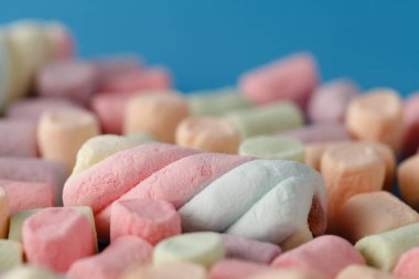 Marshmallow, renkli bükülmüş şekerleme, Marshm kadar kapalı