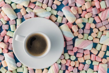 Arka plan veya fincan ile renkli mini lokum gibiydi doku 