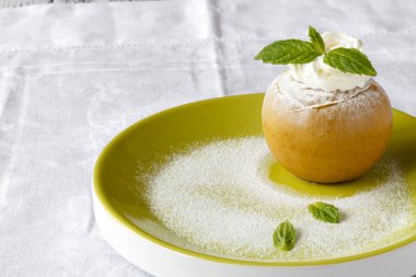 Dondurma ile pişmiş elma ve armut tatlısı