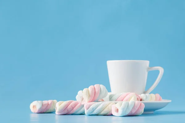 Csavart marshmallow élénk háttér — Stock Fotó