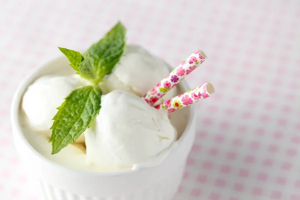 Мороженое со свежими фруктами в белой миске . — стоковое фото