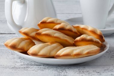 Çikolata parçalı kurabiye ve kahve bir ahşap tahta üzerinde