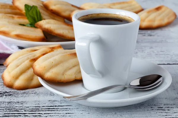 Házi Madeleines / francia teasütemény, torta szolgált egy tál — Stock Fotó