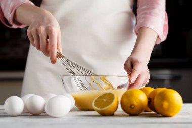 taze yumurta süt ve un ahşap tablo
