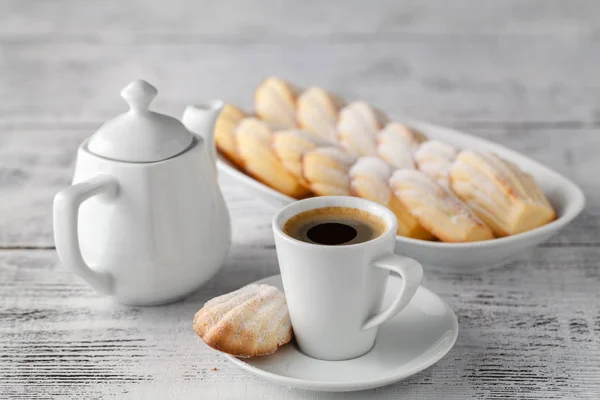 Madeleines, Kekse auf dem Tisch — Stockfoto