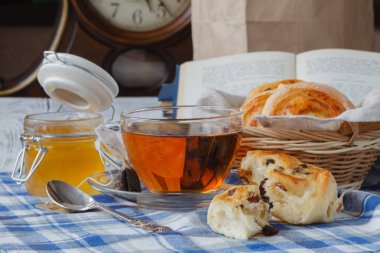 Çekirdekli kuru üzüm ekmeği ile Kahvaltı