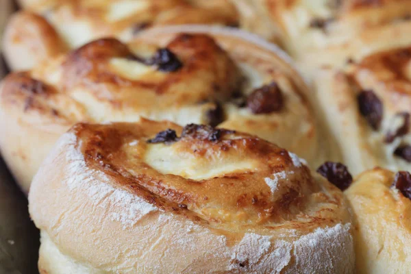 Süzme peynir ve kuru üzüm köftesi. Rus böreği