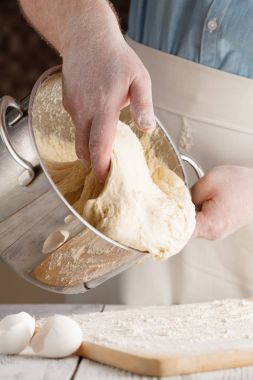 Hamur yoğurma baker görünümünü kapatın. Ev yapımı ekmek. Eller öncesi