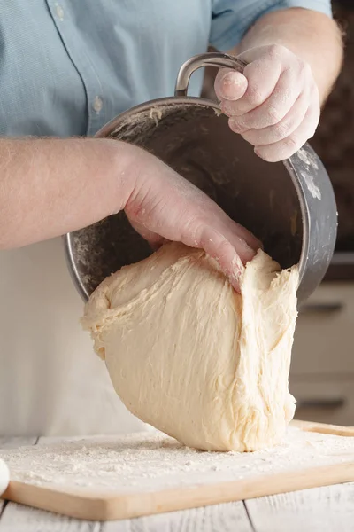 Masa de levadura, cruda. Pasteles de Navidad. enfoque selectivo . —  Fotos de Stock