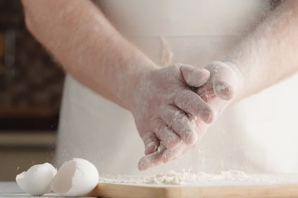 Misturando farinha e levedura na tigela à mão, panificação — Fotografia de Stock
